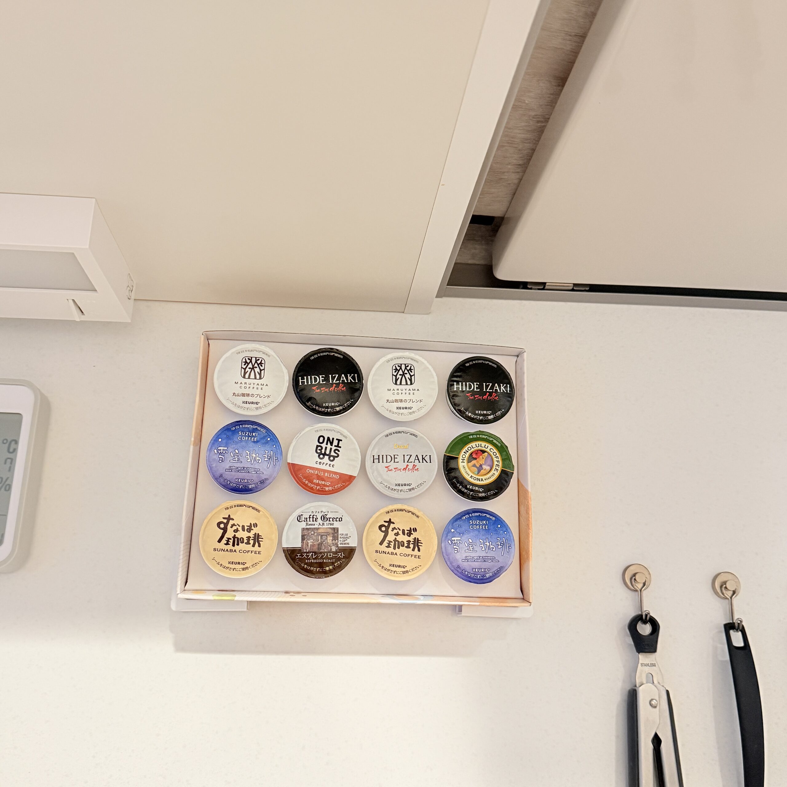 KEURIGコーヒーポッドを山崎実業タブレットホルダーに並べた見せる収納