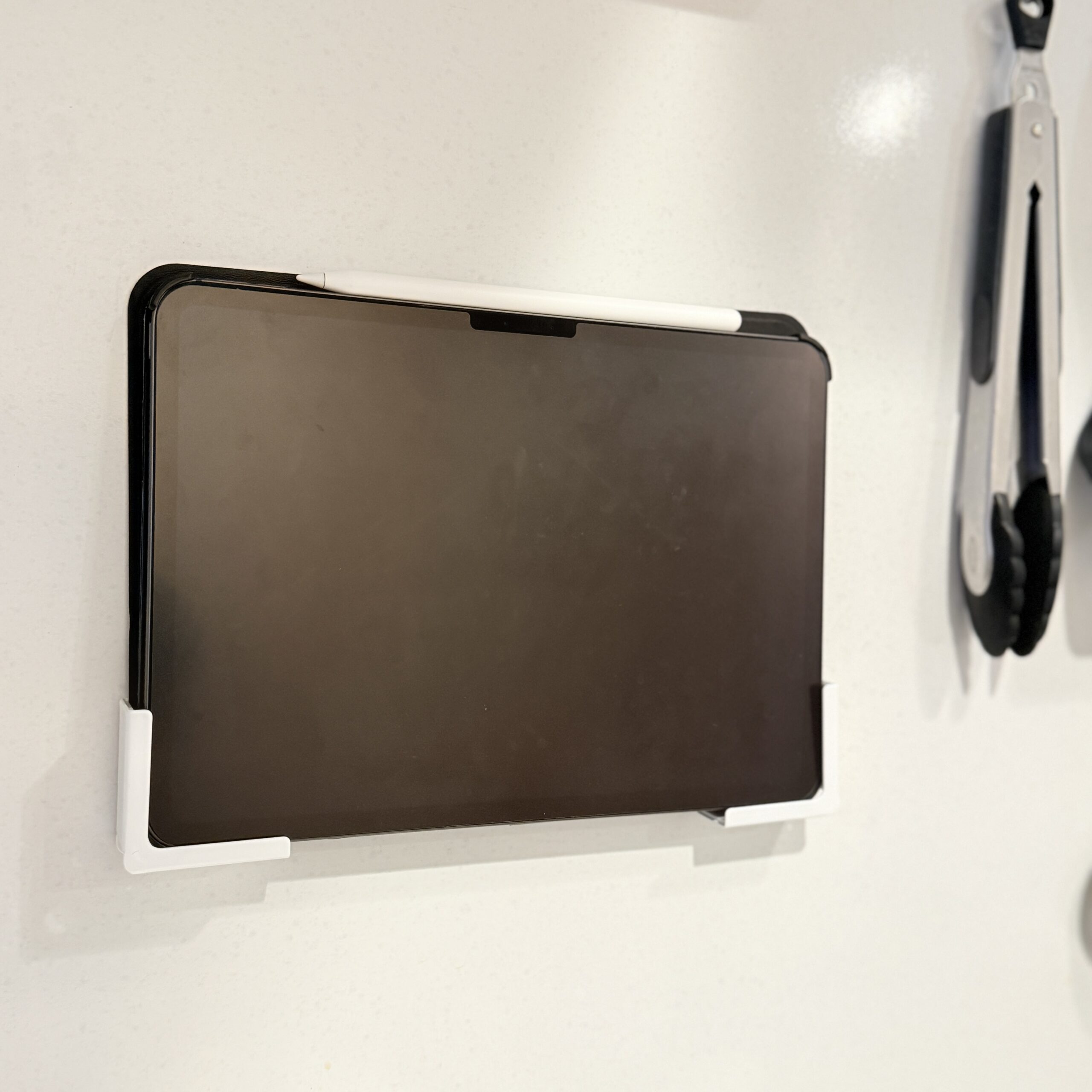 ケースとApple Pencil付きiPadを山崎実業タブレットホルダーに置いた写真