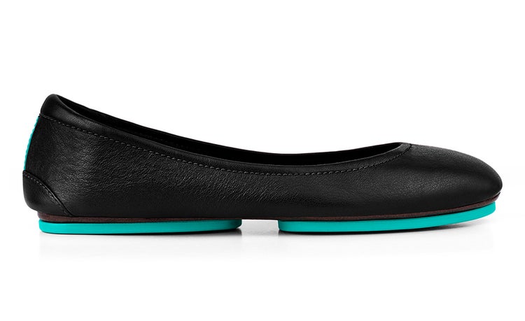 Tieks Matte Blackの革の外観と青いラバー底