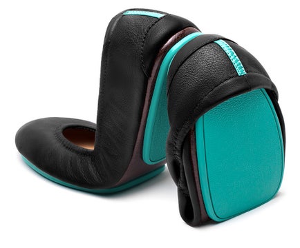 Tieks Matte Blackを二つ折りにした状態と前後に分かれた底